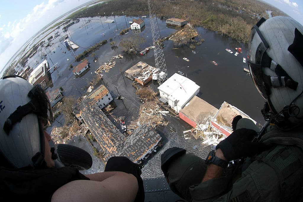 Durante la emergencia surgida tras el huracán Katrina, hospitales en New Orleans quedaron aislados por las inundaciones, complicando el traslado de pacientes en estado de gravedad.