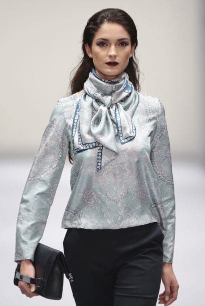 Y no sólo vemos la mascada con el mismo estampado, también otros accesorios, como el 'clutch' tiene un detalle en la correa.