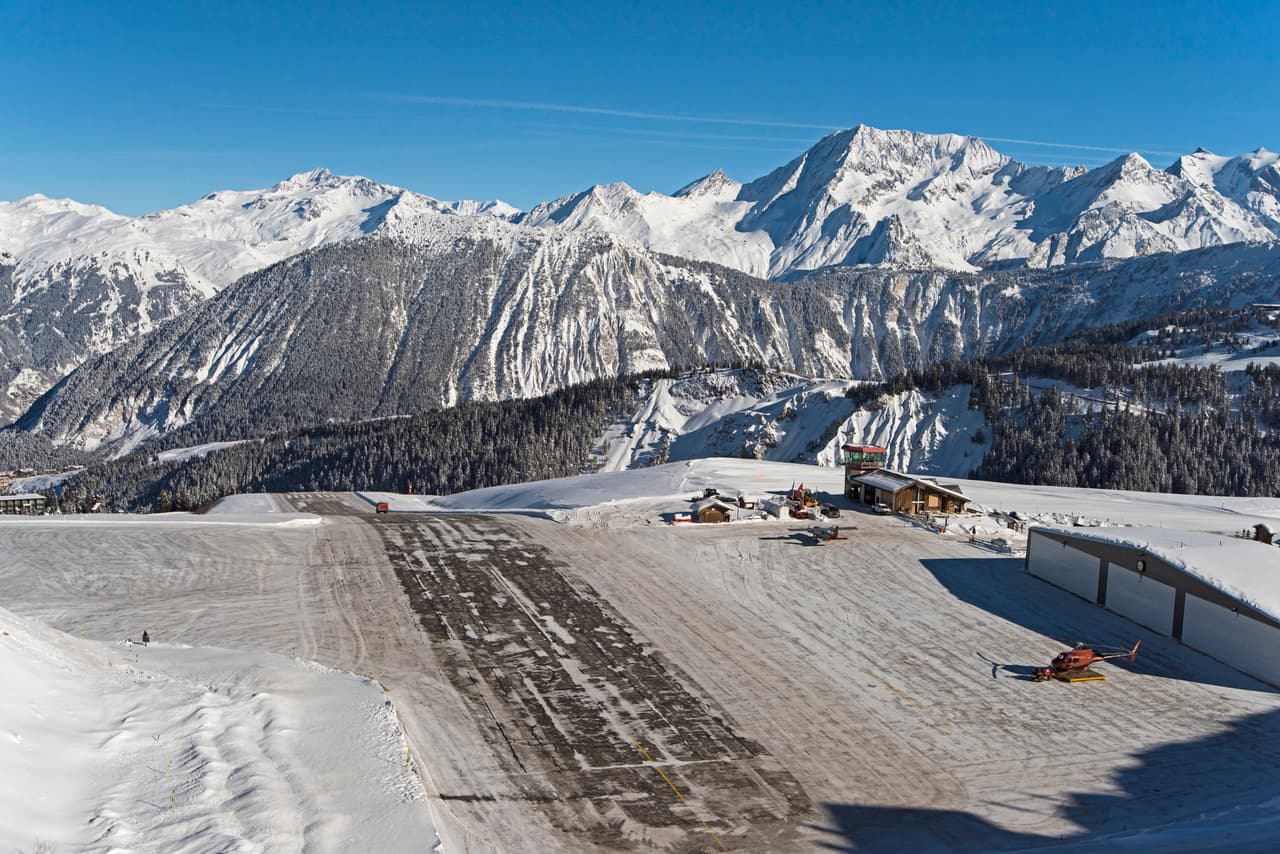 <b>Courchevel, Francia</b>
<br>
<br>Ubicado en una elegante ciudad de esquí francesa, la pista de este aeropuerto mide solo 1,722 pies (524 metros), tiene una importante inclinación y la aproximación se debe realizar casi verticalmente junto a ladera de la montaña. No tiene luces artificiales ni instrumentos automatizados y 
<a href="https://www.thetravel.com/airports-pilots-are-afraid-to-land-at-places-they-fly-for-free/" target="_blank">solo est6á disponible para vuelos privados</a>. 
<br>