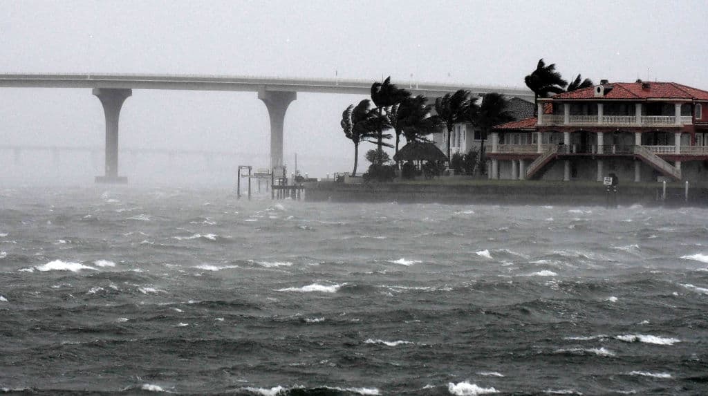 Desde antes de tocar tierra, el huracán Ian ya causaba marejadas ciclónicas catastróficas, con vientos e inundaciones. Seugn informó el Centro Nacional de Huracanes, a las 14:00 horas (ET) El centro de la tormenta se encuentraba a unas 
<b>25 millas (40 km) al oeste de Fort Myers y avanza con vientos sostenidos de 155 mph (250 km/h).</b>