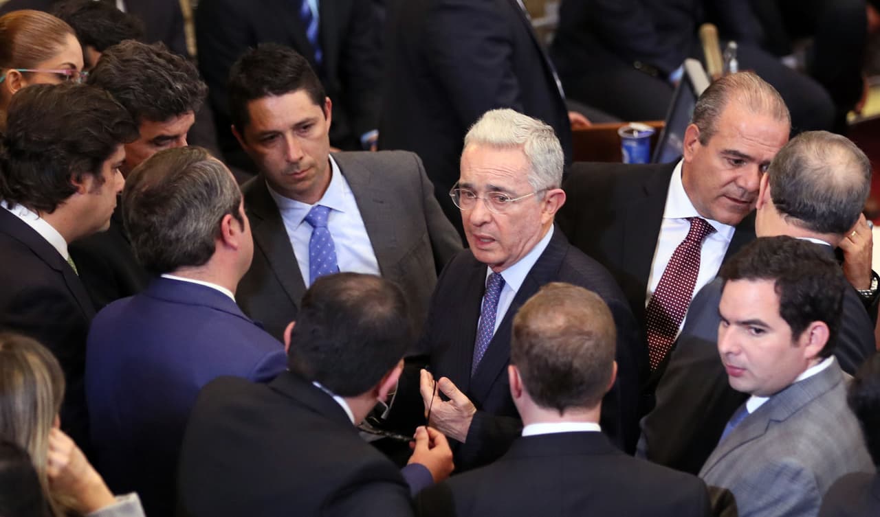 Una semana después de renunciar a su escaño, Uribe dice que ya no se va del Senado