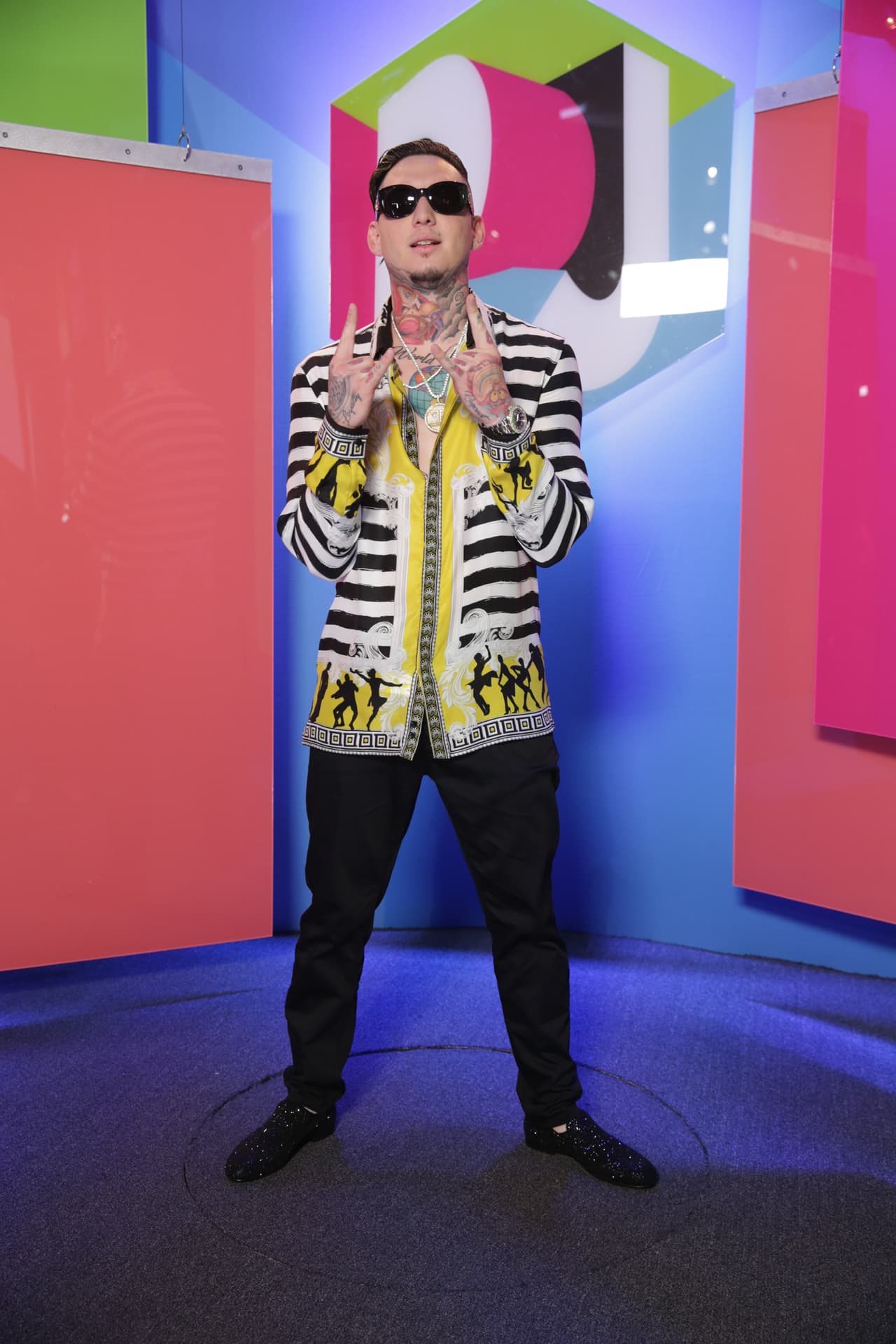 Este artista eligió una llamativa jacket con franjas blanco y negro, pero con detalles en color amarillo que lo hicieron captar la atención de todos los presentes.