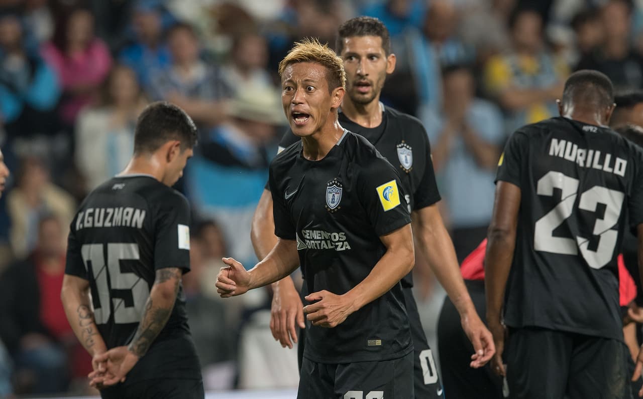Dos balones filtrados para Keisuke Honda fueron oportunidades para los Tuzos, pero los cierres de la defensa guaúcha fueron oportunos.
