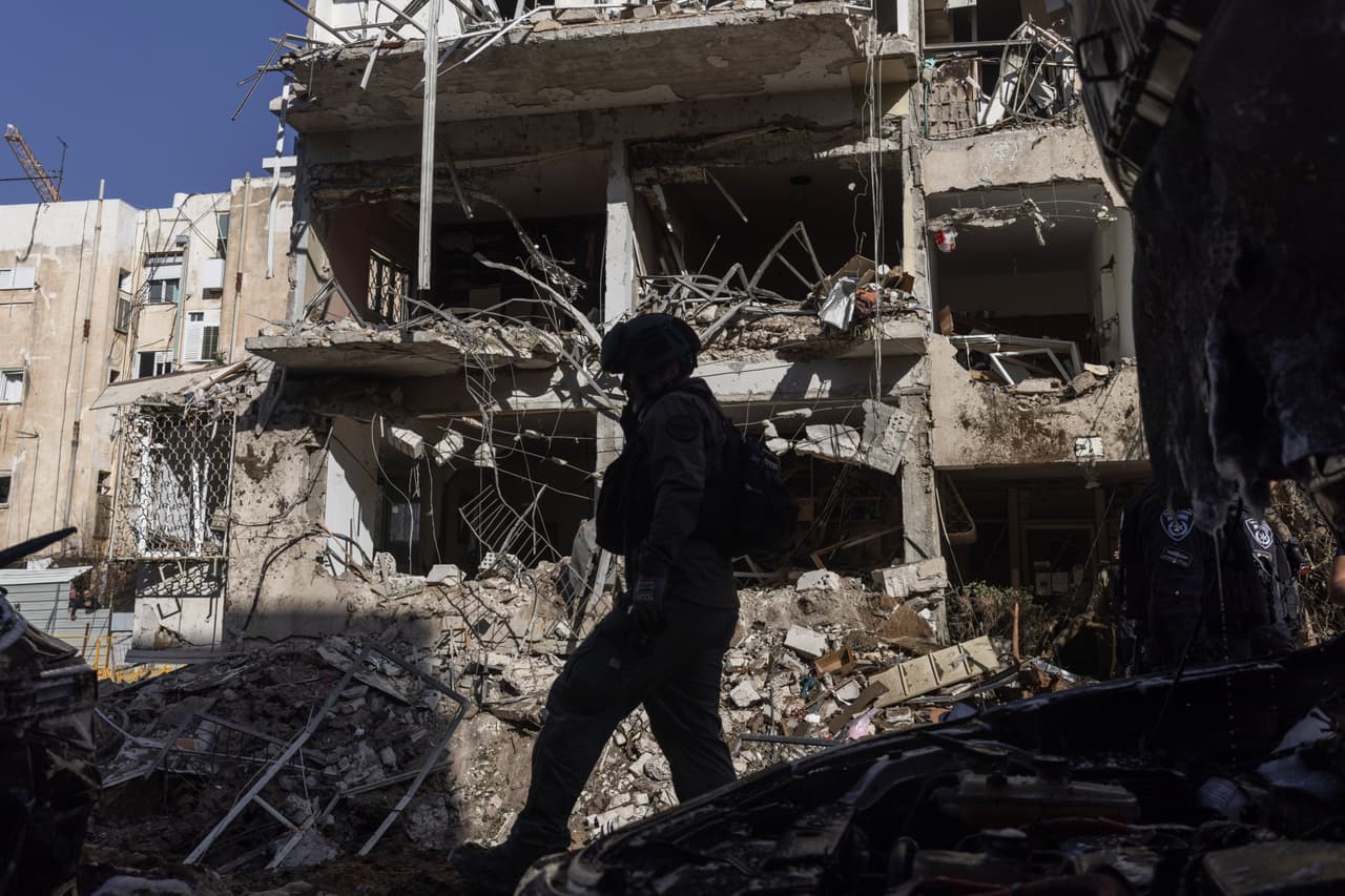 Al menos 415 militares de Estados Unidos han resultado heridos durante el conflicto con Irán, de acuerdo con cifras actualizadas del Departamento de Defensa. La semana previa, el balance era de 399 lesionados, lo que refleja un incremento reciente. El aumento, incluso en el contexto de un alto el fuego, se atribuye principalmente a retrasos en la notificación de lesiones, en especial de traumatismos cerebrales, cuyos síntomas pueden manifestarse o ser diagnosticados días después del incidente.