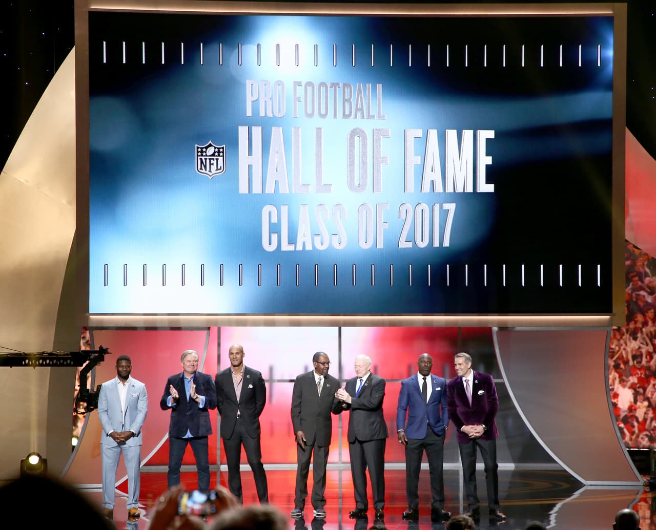 <b><a href="http://www.profootballhof.com/">Pro Football Hall of Fame</a> Clase 2017: </b>
<a href="http://www.nfl.com/news/story/0ap3000000782874/article/ladainian-tomlinson-among-seven-hall-of-fame-inductees">LaDainian Tomlinson, Morten Andersen, Jason Taylor, Kenny Easley, Jerry Jones, Terrell Davis, Kurt Warner</a>
