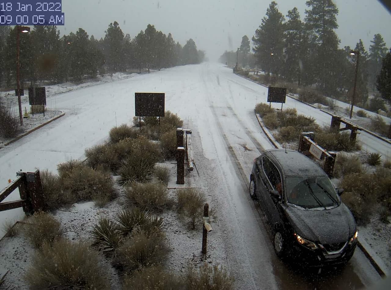 “Las lluvias dispersas continuarán durante las horas de la tarde antes de disminuir esta noche. Es posible una ligera acumulación de nieve”, publicó el Servicio Meteorológico Nacional de Flagstaff.