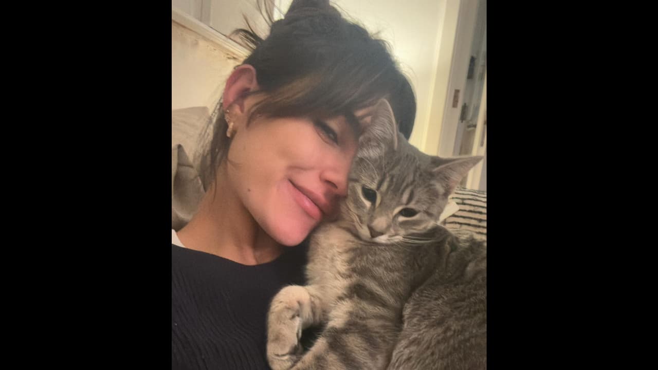 Romina, hija de Mayrín Villanueva, conmovió al posar con su 'hija' gatuna en redes sociales