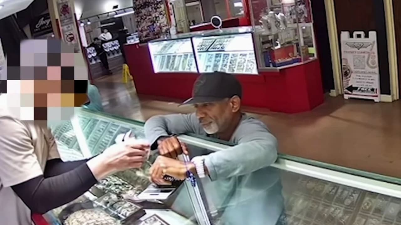 Se hizo pasar por un cliente y salió corriendo con un reloj de lujo