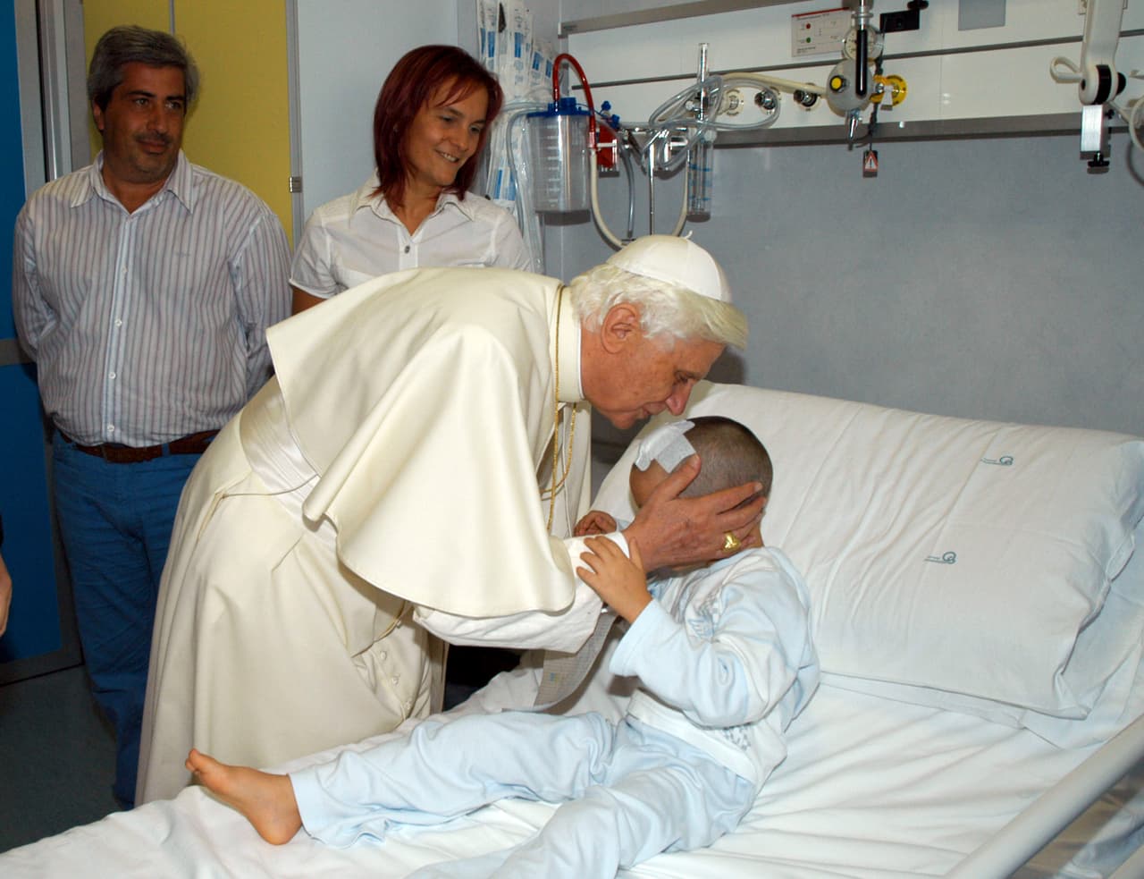 El papa realizó varias visitas a hospitales en donde bendijo y profesó el amor de Dios a pequeños que lidiaban con problemas de salud, como cuando acudió al Hospital Pediátrico Bambin Gesu en Roma, Italia.