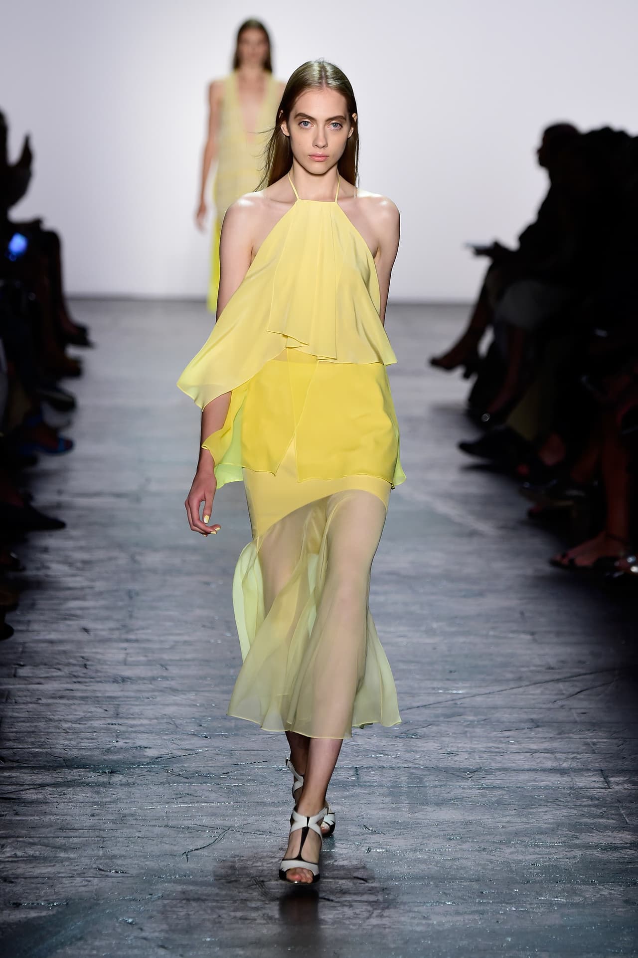 Prabal Gurung. Este diseñador nacido en Singapour, por su parte, nos mostró una línea muy ‘trendy’ de vestidos casuales y algunos muy elegantes.