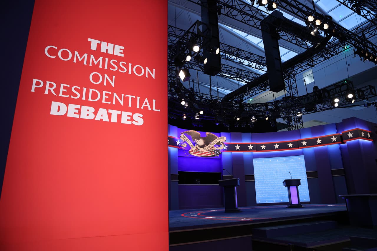 El escenario del debate está listo para que el presidente 
<a href="https://www.univision.com/temas/donald-trump">Donald Trump</a> y el candidato demócrata 
<a href="https://www.univision.com/temas/joe-biden">Joe Biden</a>, participen en el primer debate. Un espacio en el campus de la Universidad Case Western Reserve de Cleveland se adaptó con un escenario y una alfombra roja para el primero de los tres debates planificados antes de las elecciones del 3 de noviembre.