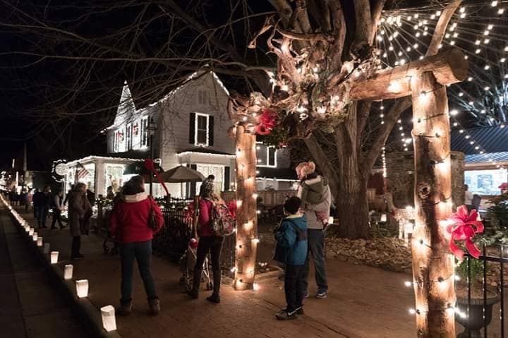 <b><a href="https://goo.gl/maps/PnTTeohTMBnSq5Qk6" target="_blank">Dillsboro</a></b>. Además de muchas hermosas luces navideñas, también encontrarás las calles del centro llenas de 2.500 luces que iluminan el camino mientras visitas las tiendas, disfrutas de música en vivo, bebes chocolate o sidra y visitas al Sr. y la Sra. Claus. También hay un nacimiento en vivo y paseos a caballo y en buggy cada noche.