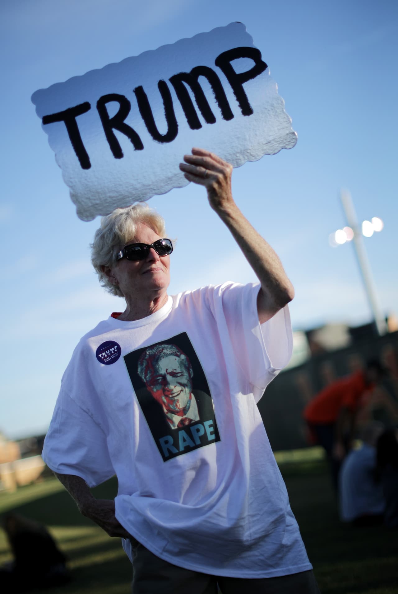 Patricia Kruse, residente de St. Louis lleva un cartel de apoyo a Donald Trump en el campus de la universidad Washington antes del comienzo de la contienda.