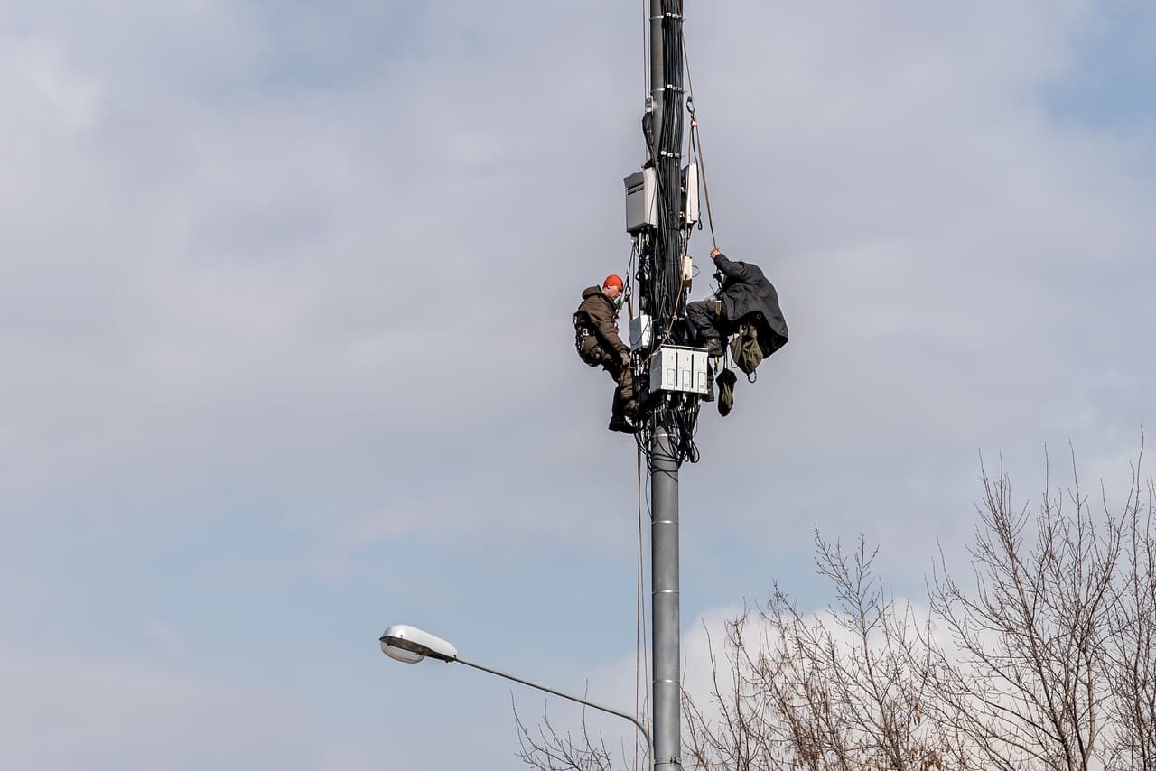 <h2 class="cms-H2-H2">14. Trabajadores en la instalación y mantenimiento de líneas eléctricas</h2>
<br>
<br>🚧 
<b>Tasa de accidentes fatales (2021):</b> 23.7 por cada 100,000.
<br>
<br>🚧 
<b>Muertos por accidentes laborales (2021): </b>30.
<br>
<br>🚧 
<b>Causa de muerte más común: </b>Exposición a sustancias o ambientes de alto riesgo.
<br>