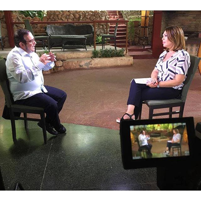 'Timochenko,' ex leader of the FARC, with María Elena Salinas, in an interview for Univision.