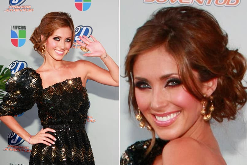 El cabello recogido, en un chongo nunca pasa de moda, pero sí puede tener variantes muy cool como este de Anahí.