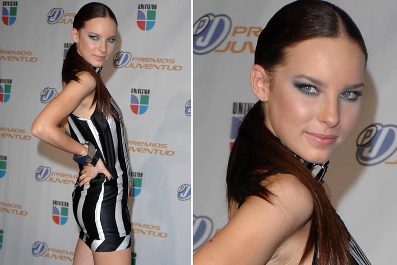 Otra que lució una sexy coleta, pero baja, fue Belinda hace algunos años. La clave de esto es alaciar bien tu cabello con una plancha y luego sujetarlo con una liga.