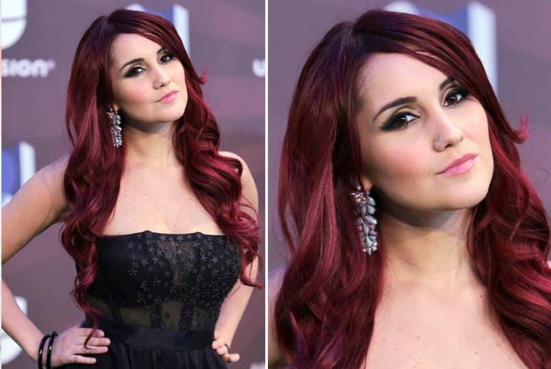 Esta chica puso de moda el color rojo, que le queda perfecto al peinarse. Pero también ten en cuenta que con este color pasa lo mismo que con el rubio, debes de tener mucho cuidado en elegirlo.