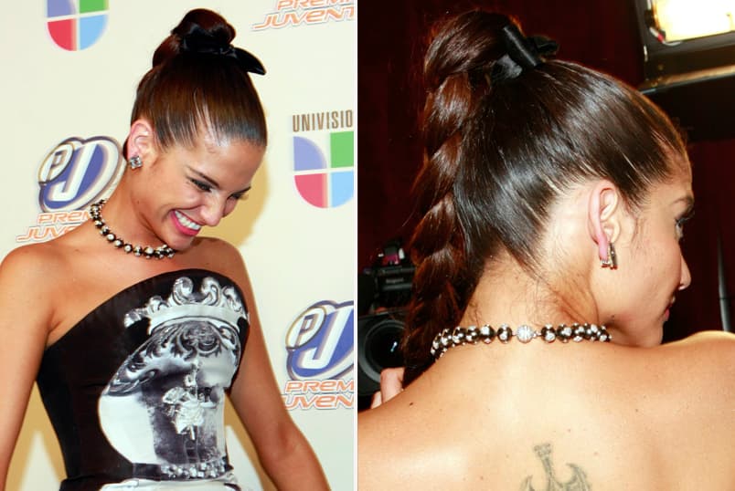 Pero si eres amante total de las trenzas, nada mejor que recoger tu cabello y trenzarlo así. Natalia además le puso un listón negro que le dio todo el toque elegante al look.