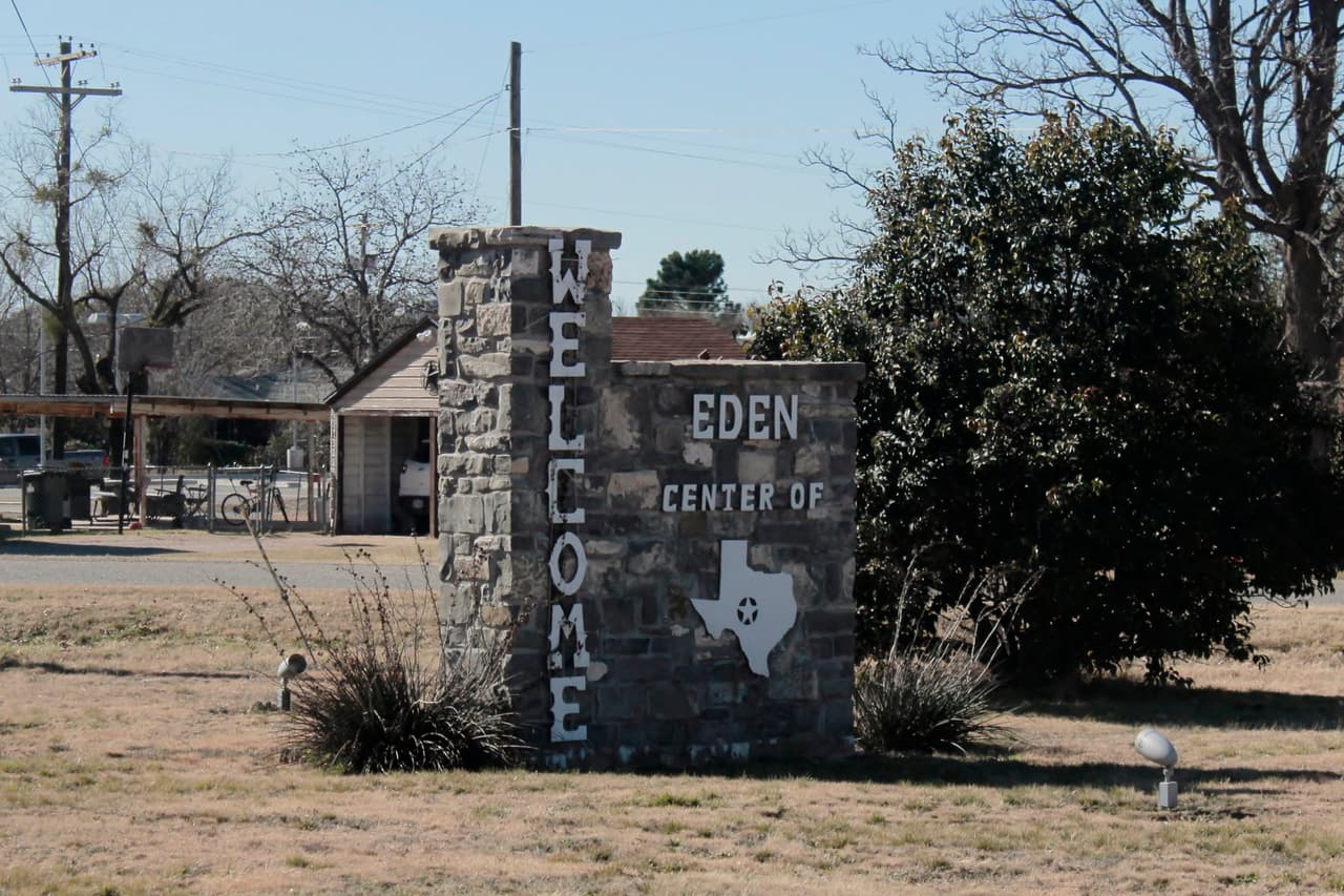 <h3 class="cms-H3-H3">3. Eden, Texas</h3>
<br>
<br>🏡 
<b>Cambio en la población de 2010 a 2020: </b>-51.8%
<br>
<br>🏡 
<b>Población total:</b> 2,780 en 2010; 1,339 en 2020.
<br>
<br>🏡 
<b>Ingreso medio por hogar: </b>$33,804
<br>
<br>🏡
<b> Tasa de pobreza: </b>20.7%
<br>
<br>🏡 
<b>Tasa de desempleo, promedio en los últimos cinco años: </b>2.4%
<br>