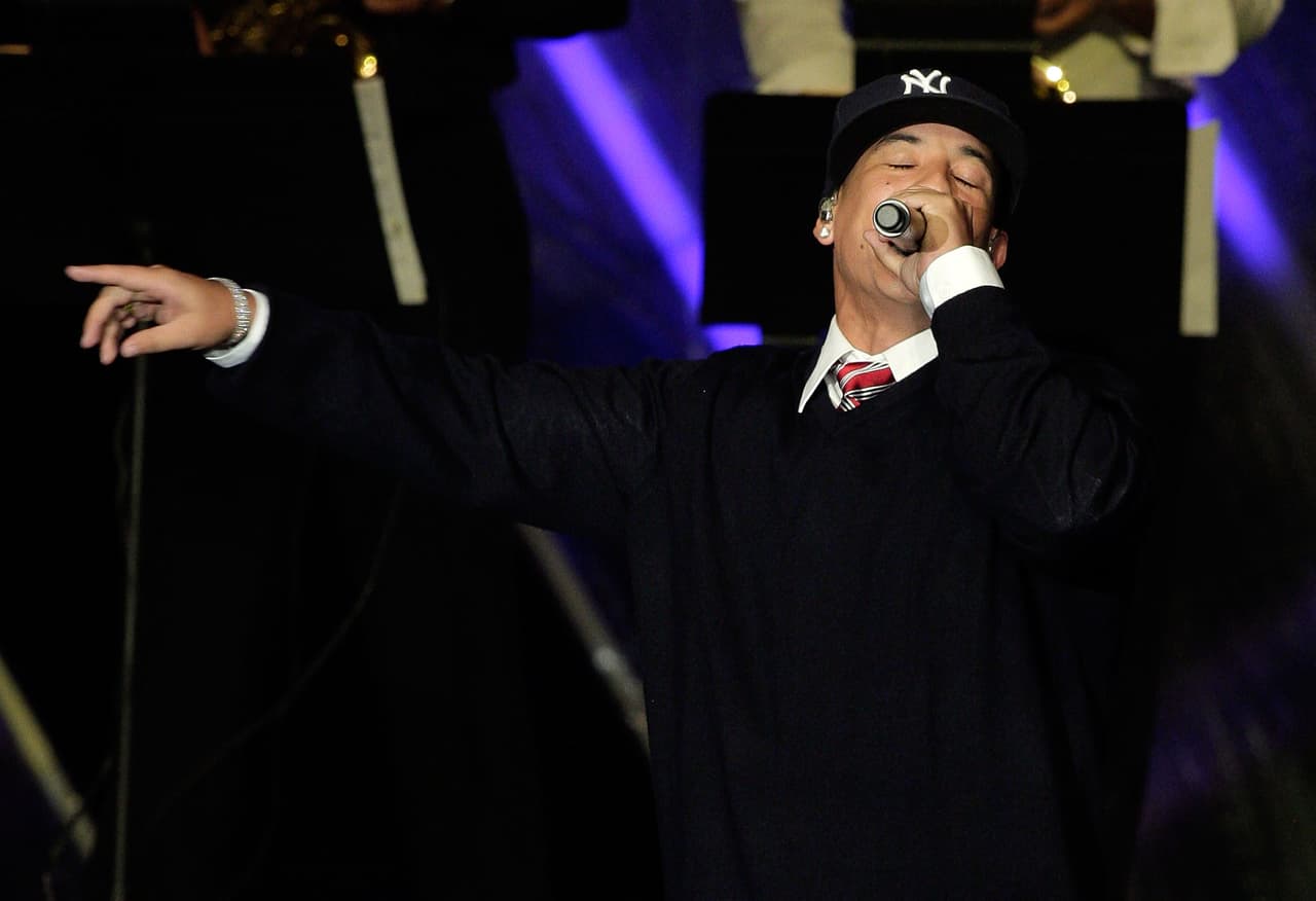 Otro sello del cantante es utilizar, dentro y fuera del escenario, gorras de los New York Yankees.