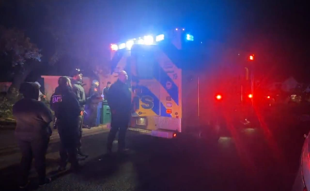 Familia intoxicada por monóxido de carbono fue por dejar vehículo corriendo en garaje, según ATCEMS 