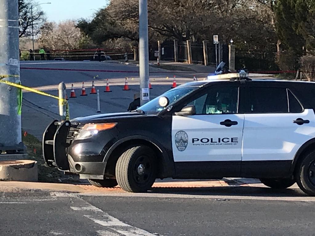 El jefe del Departamento de la Policía de Austin, 
<a href="https://www.univision.com/local/austin-kakw/piden-renuncia-del-jefe-de-la-policia-de-austin-tras-reclamos-de-brutalidad-policiaca-durante-protestas">Brian Manley</a>, informó que el oficial, que se encontraba fuera de servicio, les dijo que un conductor le cortó en el tráfico poco después de las 12:30 a.m. y luego lo apuntó con un arma.