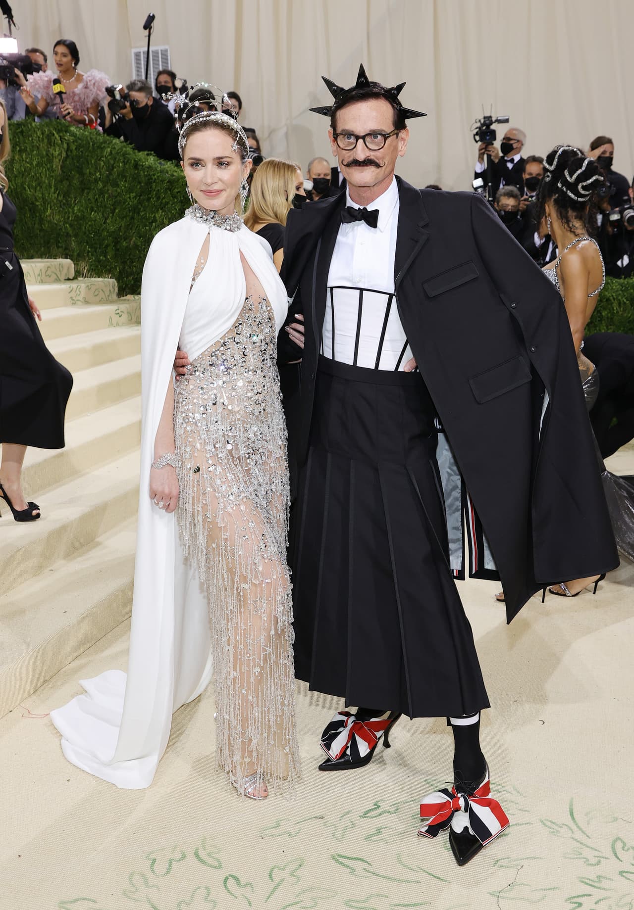 La actriz 
<b>Emily Blunt,</b> vestida de lo más elegante y sofisticada por Miu Miu, posó al lado de 
<b>Hamish Bowles,</b> quien sobresalió por su original y divertido tocado inspirado en la Estatua de la Libertad.