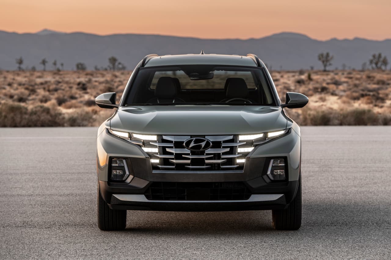 Según Hyundai, todo en la Santa Cruz refleja una dualidad de propósitos: es práctica tanto para la vida urbana como para las aventuras al aire libre; es flexible tanto para el trabajo como para los momentos de diversión; cuenta con una apariencia robusta, pero a la vez es moderna; ofrece buen espacio para carga, pero también provee gran maniobrabilidad; y tiene una buena capacidad de arrastre, pero también es eficiente en el consumo de combustible.