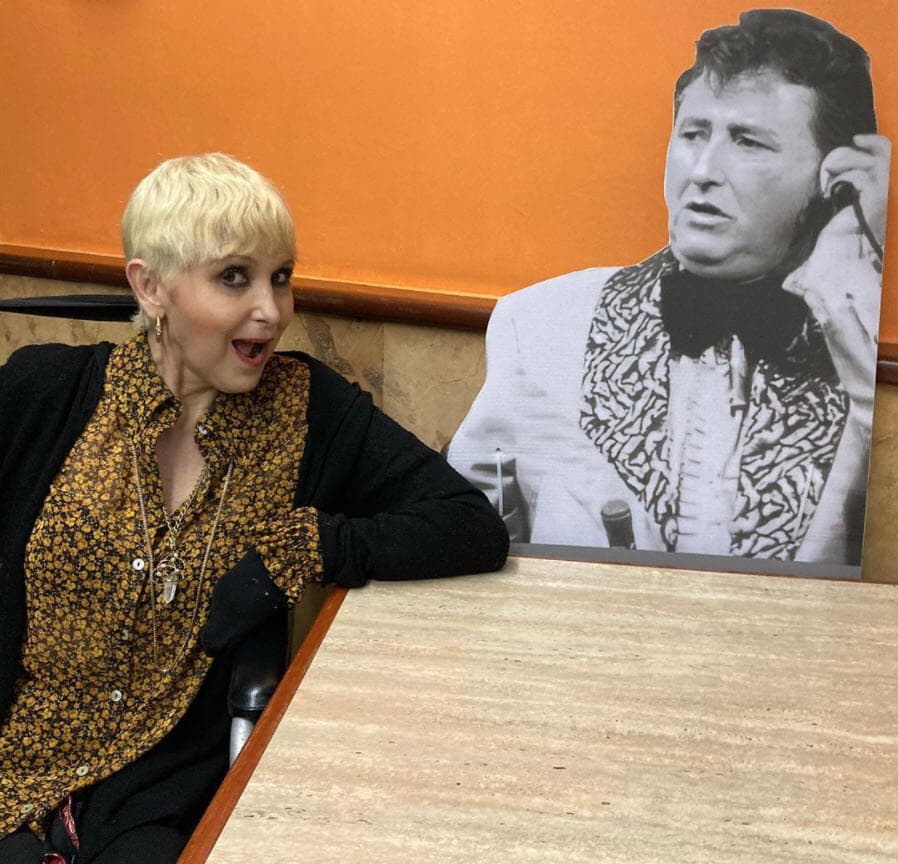 La pareja estuvo casada durante seis años y a finales de la década de 1990 se divorciaron: "Llegó un momento en que ya 
<b>era insoportable nuestra vida</b>, era muy difícil, por los 
<b>problemas que él tenía de alcohol,</b> un día le dije yo no te puedo ayudar y tú me estás acabando, ya no puedo más y se tomó la decisión y el día que nos divorciamos lloramos mucho porque si nos queríamos", contó a TVNotas.
<br>