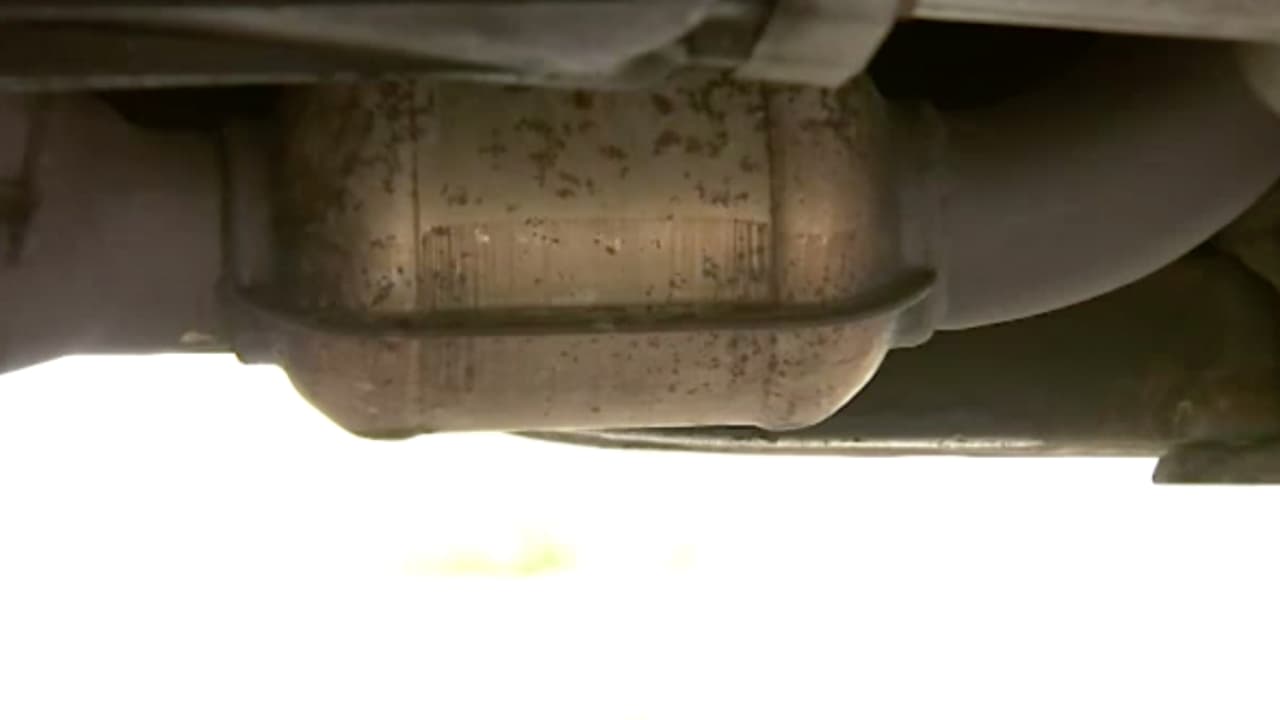 Se aconseja que esté pendiente a tres cosas, vehículos sospechosos con placas de papel, carros que estén cambiándose constantemente de estacionamiento y al ruido peculiar del metal cuando se está cortando.