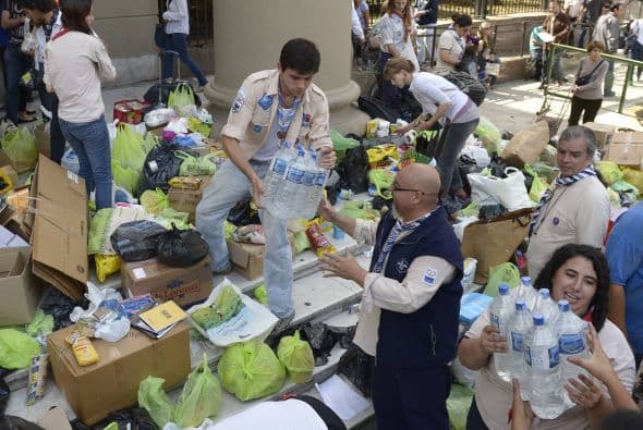 Bajo el sol del mediodía, y mientras el centro de donaciones proseguía su actividad, a unos 300 metros, sobre una de las principales avenidas, circulaban camiones militares seguidos de modernas camionetas gubernamentales rumbo al norte de la ciudad cargados con colchones, frazadas y agua.