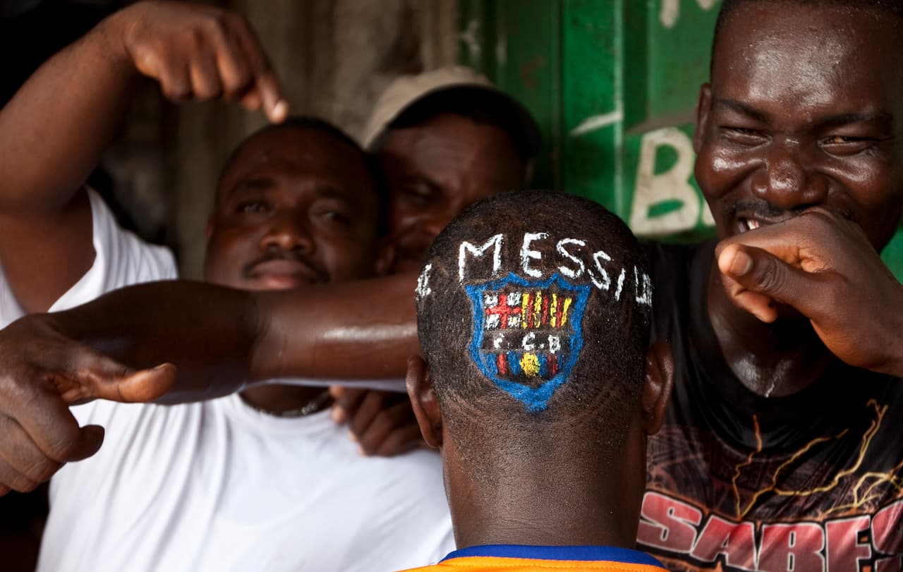 <b>Todos son Messi</b>
<br>- Desde aquella etapa comenzó la 'Messimanía'.
<br>- Niños en todas partes del mundo admiraban al argentino y hacían todo para demostrarlo.
