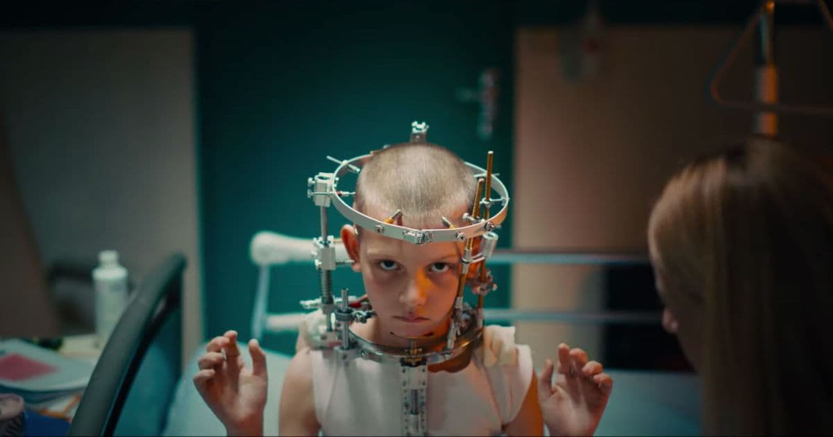 Para su padre, Vincent, esto supone el final de una larga pesadilla y lo lleva a casa. Simultáneamente, se suceden una serie de horribles asesinatos en la región.
<br>