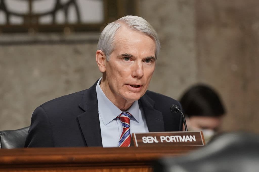 <b>Senador Rob Portman (Ohio)</b>. El pasado 25 de enero anunció que no buscaría un tercer periodo en su escaño en 2022.
<br>
<br>Portman, de 65 años y conservador tradicional, citó como parte de sus razones para el retiro el giro que el Partido Republicano está dando, la profunda polarización y el sectarismo.
<br>
<br>"Se ha vuelto cada vez más difícil romper el estancamiento partidista y avanzar en política sustantiva, y eso ha contribuido a mi decisión", dijo Portman entonces.
<br>
<br>Portman ha sido uno de los pocos senadores republicanos conservadores que ha intentado romper las barreras partidistas para lograr acuerdos, una postura en la que se ha ido quedando cada vez más solo mientras las posturas en el Congreso se han ido endureciendo hacia ambos lados.
<br>
<br>Ha apoyado las políticas de Trump con sus votos pero ha sido un cauteloso crítico del expresidente cuando consideraba que este cometía exabruptos.
<br>
<br>
<a href="https://www.univision.com/noticias/resultados-elecciones-trump-afirma-que-ningun-candidato-presidencial-gano-nunca-florida-y-ohio-y-perdio-las-elecciones">Ohio tiene inclinación republicana y Trump ha ganado en ambas elecciones presidenciales</a>.
<b> </b>Pero el estado no es sólidamente republicano y los demócratas tienen aspiraciones aquí, algo que se alimenta aún más con la incertidumbre de este escaño.
