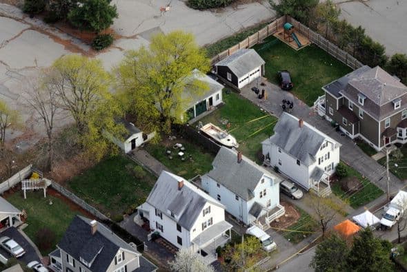 "Miré por la ventana, vi a un policía sobre mi coche, otros, armados, se protegían detrás de mi coche. Luego un policía vio que estábamos mirando por la ventana y nos dijo que cogiéramos nuestros zapatos y huyéramos; y es lo que hicimos", cuenta antes de asegurar que "fue terrible".