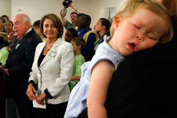 Kennedy Moore, nieta de la congresista Nancy Pelosi (D-CA), duerme durante un discurso de John Sweeney, presidente de la AFL-CIO, en un salón de la Cámara de Representantes para defender un programa de salud infantil el 6 de septiembre de 2007.