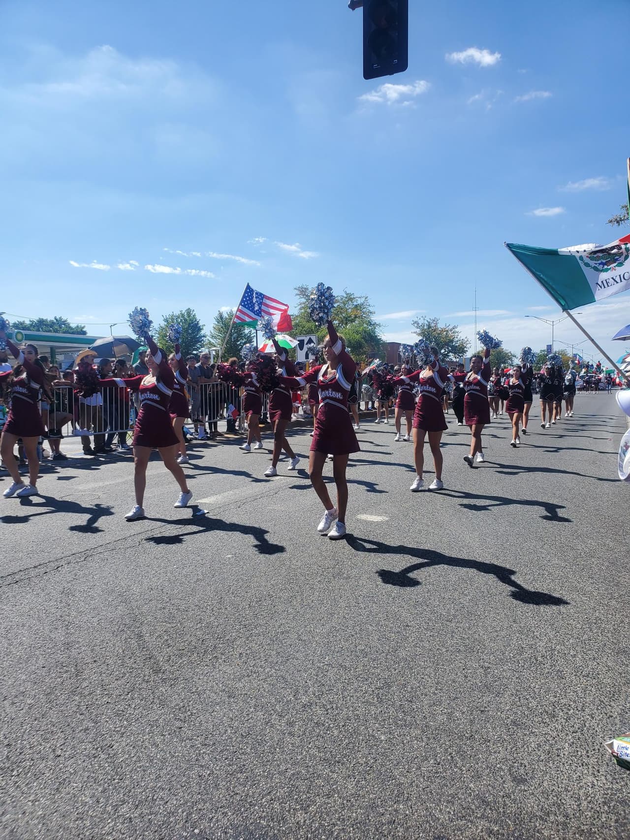 Desfile por día de la Independencia de México en Cicero. El día fue perfecto para que las familias disfrutaran del recorrido.