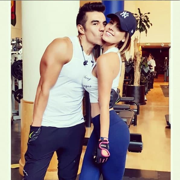 Los famosos tienen pocos meses de relación, sin embargo 
<b><a href="https://www.univision.com/temas/adrian-uribe">Adrián</a></b> luce muy enamorado de la actriz, a quien le lleva 17 años de diferencia. El actor tiene 45, mientras Jackie 28.