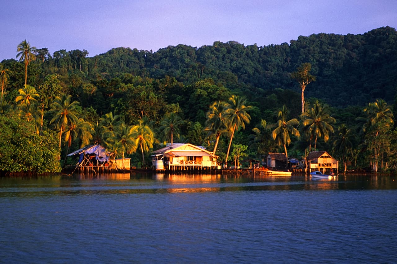 <b>Puesto 15. Islas Salomón</b>
<br>
<br>
<b>Índice de belleza natural: 5.87 puntos.</b>
<br>
<br>
<b>Superficie terrestre: 27,990 km2.</b>
<br>
<br>
<b>Áreas Protegidas: 328.69 por cada 100,000 km2.</b> 
<br>
<br>Este archipiélago en Oceanía se destaca por su enorme arrecife de coral, de más de 5,750 Km2. Estas cifras fueron tomadas de citypopulation.de, el área total de las selvas tropicales son datos de Mongabay.org y la data de los glaciares provienen de 
<i>Global Land Ice Measurements from Space</i>.