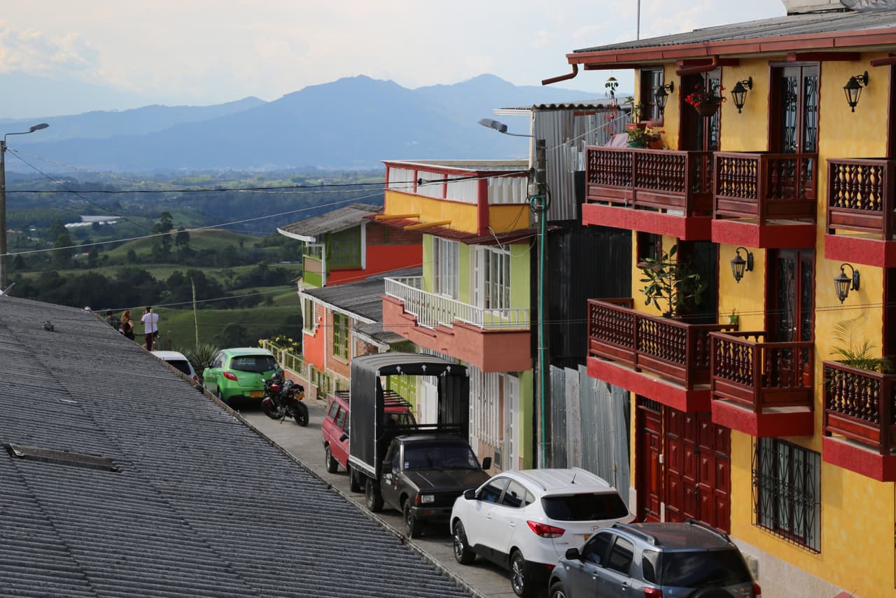 Filandia está localizado en la cima de una colina que forma parte de la cordillera central.