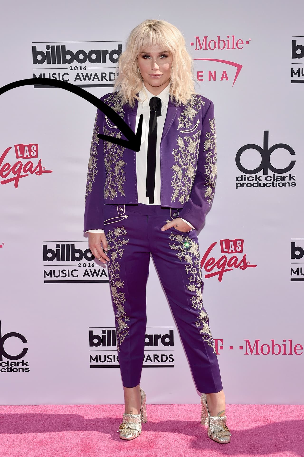 Kesha hizo un arribo triunfal aunque para muchos desconcertante a los Billboard, con su atuendo que se debatía entre ser un comentario al fallecido Prince, y ser un homenaje a los trajes de charro de Don Vicente Fernández. Sin embargo, llevar pantalones y corbata en una alfombra roja siempre creará un momento fashionista.