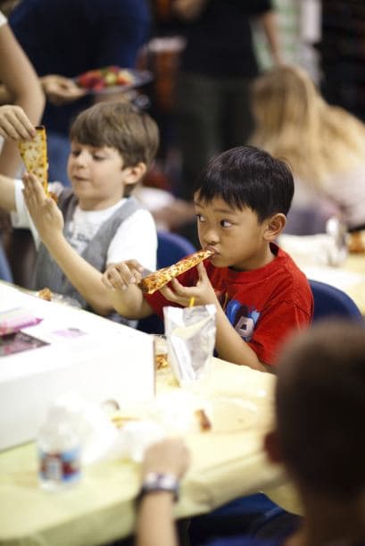 Si es por la tarde, podrías ofrecer pizzas y limonadas.