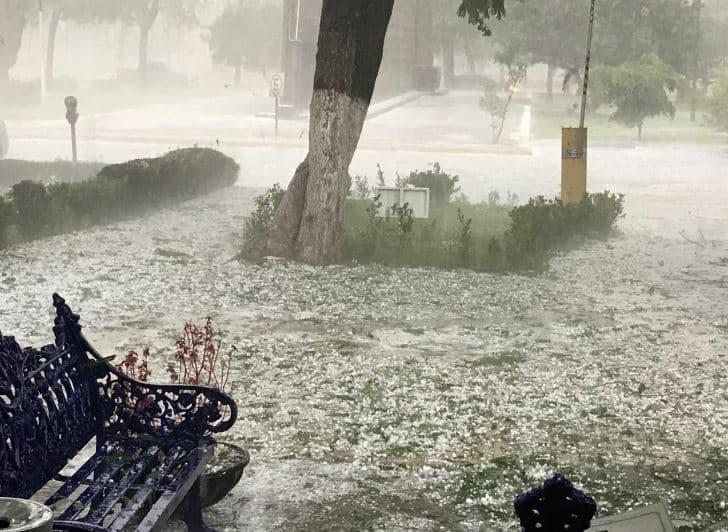 Como si una fuerte nevada en medio del verano hubiera golpeado México. Así quedaron parte de las ciudades de Guadalajara y Zapopan, Jalisco, luego de una tormenta con granizo que cubrió el suelo de blanco. 
<br>