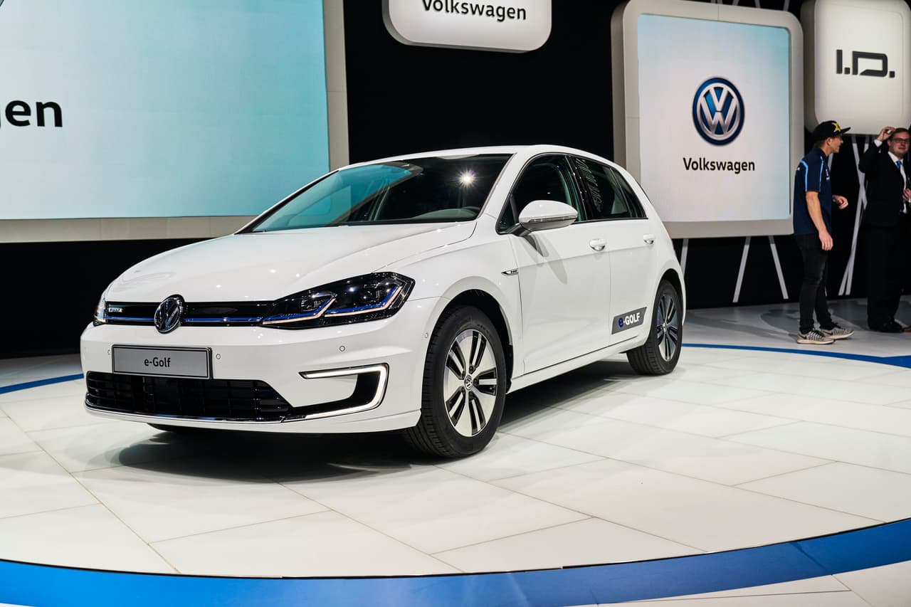 Volkswagen presentó en el Auto Show de Los Angeles una versión actualizada de su hatchback eléctrico e-Golf . El Volkswagen e-Golf 2017.