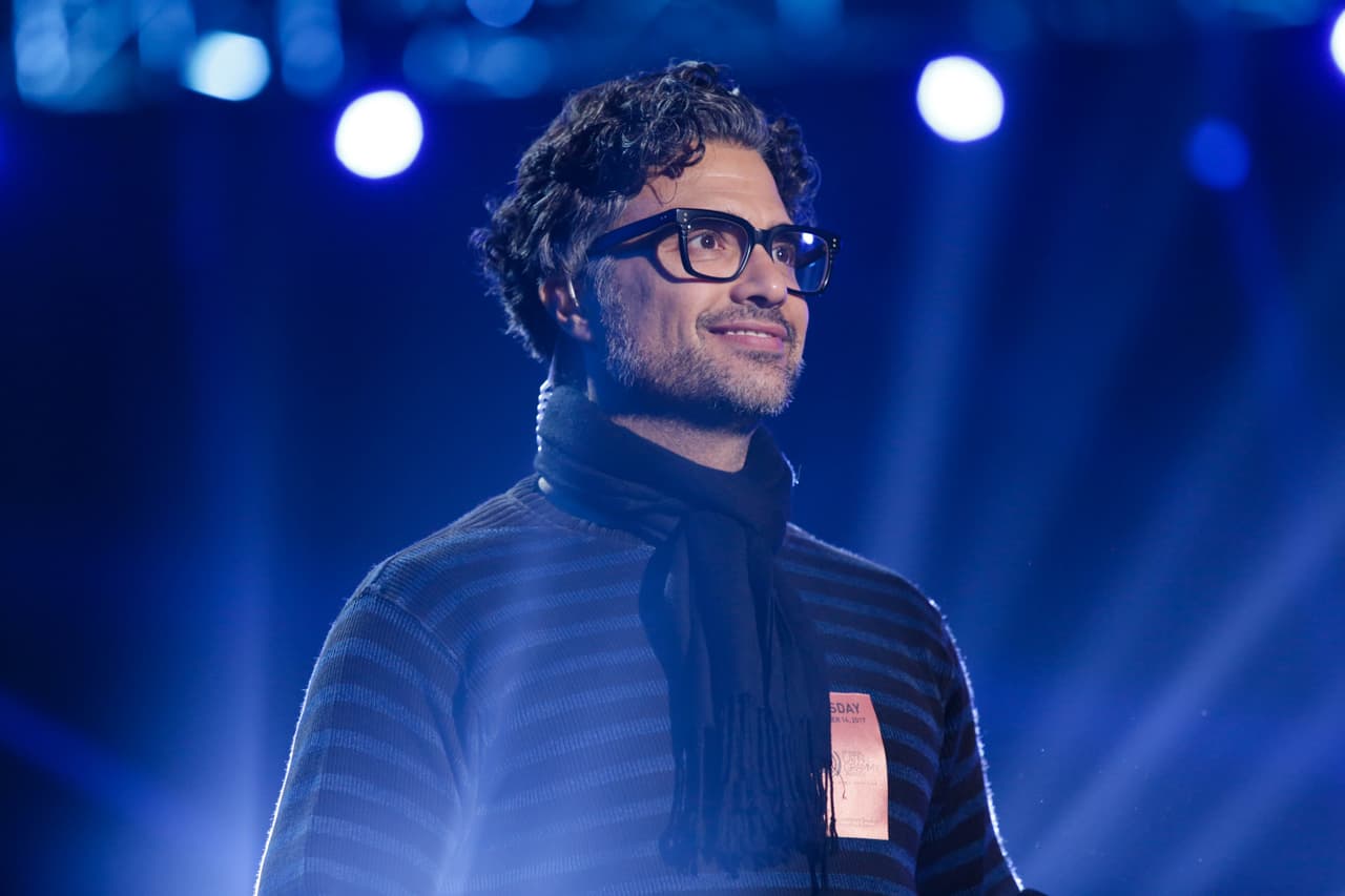 Jaime Camil, el presentador de la gala, llegó más que listo para ensayar.