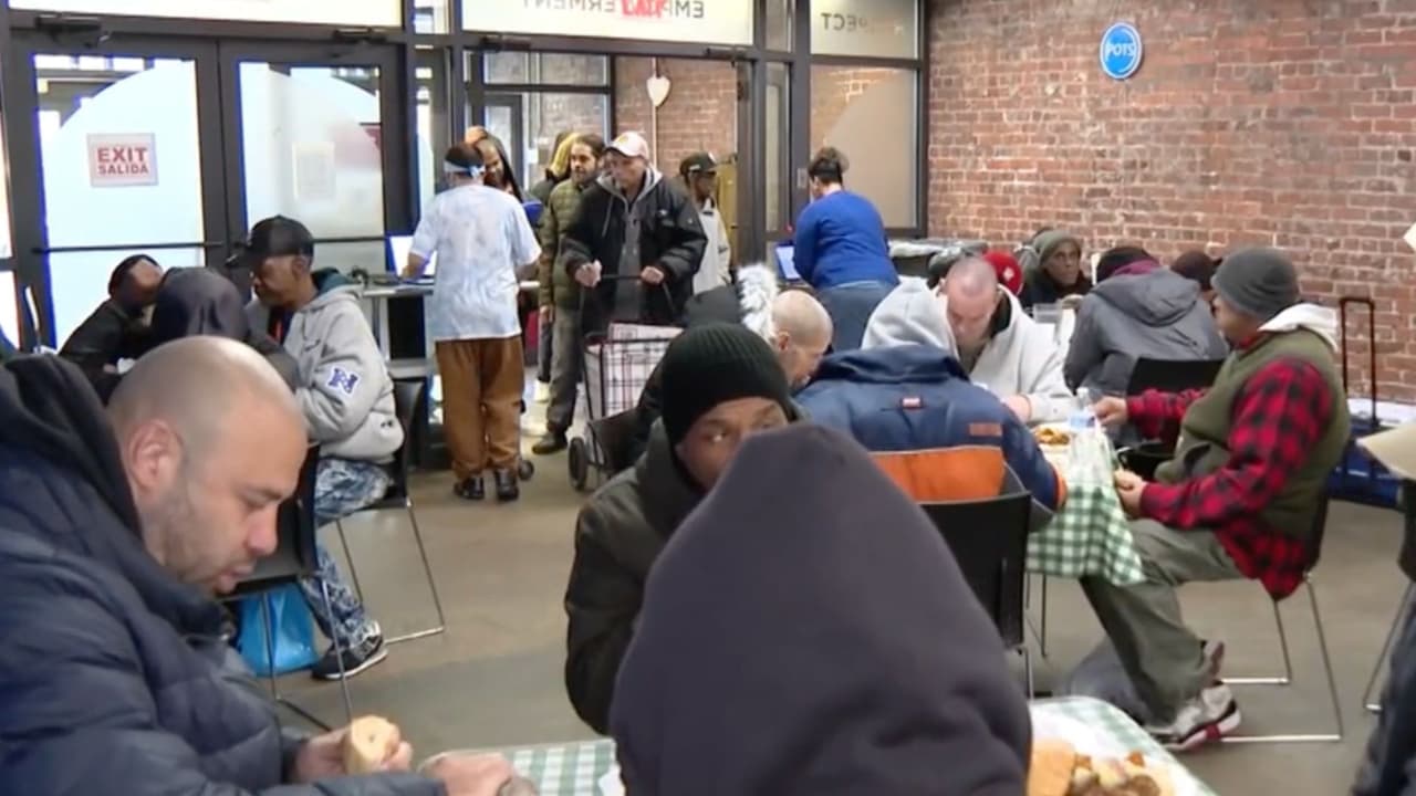 Pese al regreso de SNAP, aumenta el número de familias que buscan ayuda en los bancos de alimentos