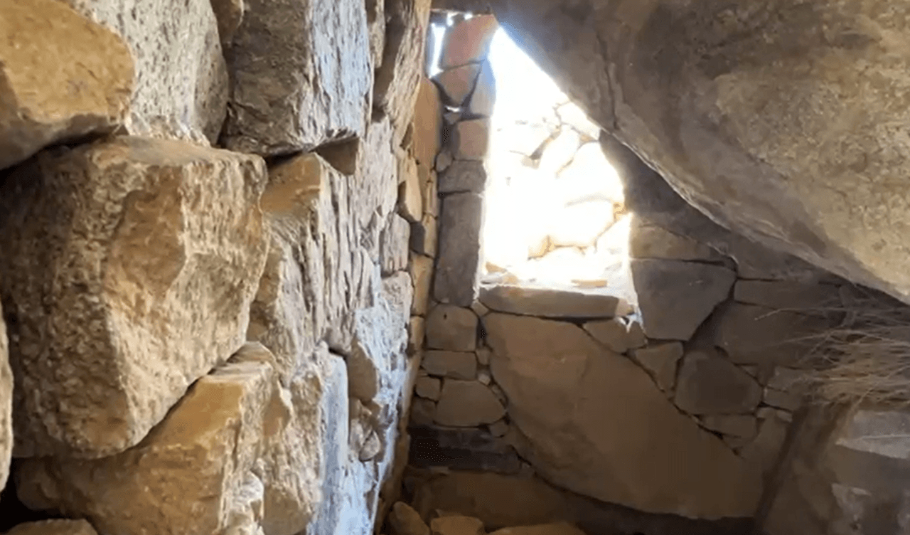 ¿Será este un
<b> escondite al servicio de traficantes de personas</b>, que los mantienen allí hasta que deciden internarnos en territorio estadounidense?