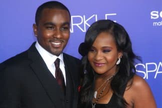 En la demanda se detalla que en una ocasión él retiró $11 mil dólares de la cuenta personal de Bobbi, y esto lo habría hecho sin pedirle permiso.