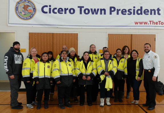 Aumenta el número de padres patrulleros en el suburbio de Cicero